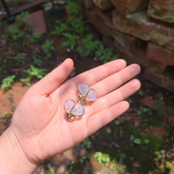 Vintage Crown Trifari Clip-On Earrings Gold Tone Iridescent Opaline Glass Petals - Picture 2 of 8